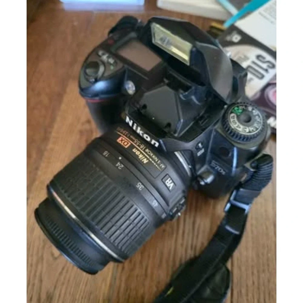 Nikon D70s DSLR Camera Kit w/ Lens & Bag